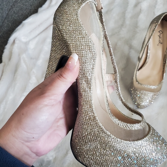QUIPID~GOLD SPARKLING PLATFORM STILETTOS W/ RHINESTONES ON TOE & MESH ACCENTS! - Picture 12 of 16